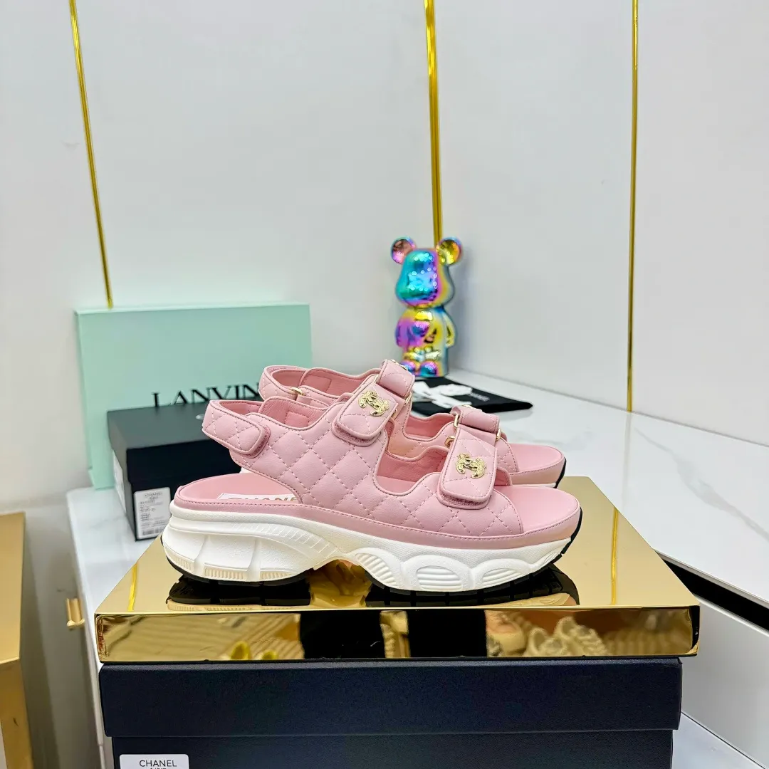 👟👟Ex-factory price 660👟👟 Top version... Chanel｜Chanel Xiaoxiang Velcro Beach Slippers Slippers Casual Beach Shoes 25ss Spring and Summer New Style! Beach shoes are a hit all over the internet! The latest model from the counter, I am still willing to buy it on my feet. It must be ranked among the most popular models. It is invincible in all seasons. Various bloggers and Internet celebrities can see the matching styles. Highly recommended. Pearlescent sheepskin upper, sheepskin lining, suede for the feet. Original open-molded TPU outsole size: 35-40 (customized for 40 and 41). Full set of original packaging 👉 👉